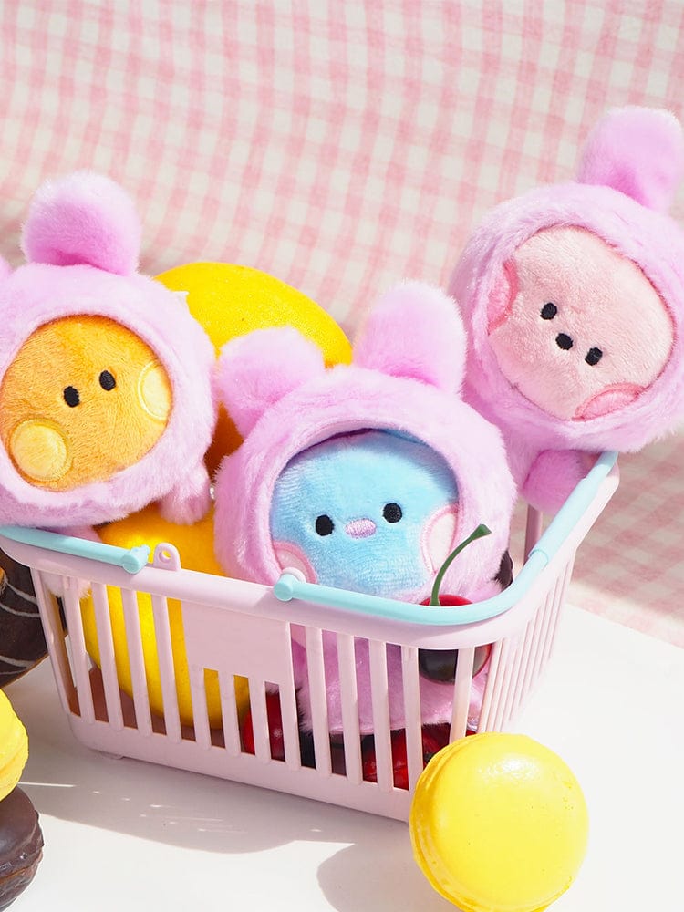 BT21 minini FINGER PUPPET & KEYRING de LINE FRIENDS et BTS, porte-clés peluches roses dans un panier sur fond vichy