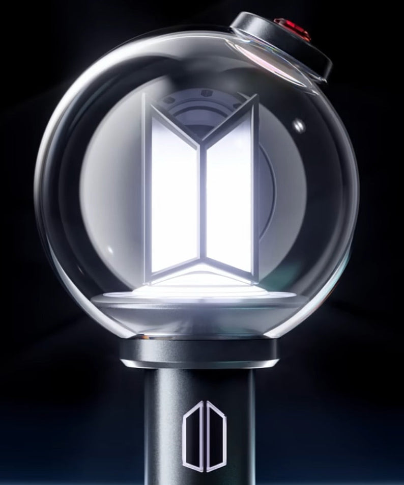 BTS OFFICIAL LIGHT STICK VER.4 [PREORDER] : la lightstick officielle BTS avec logo lumineux, visuel promo sur fond sombre
