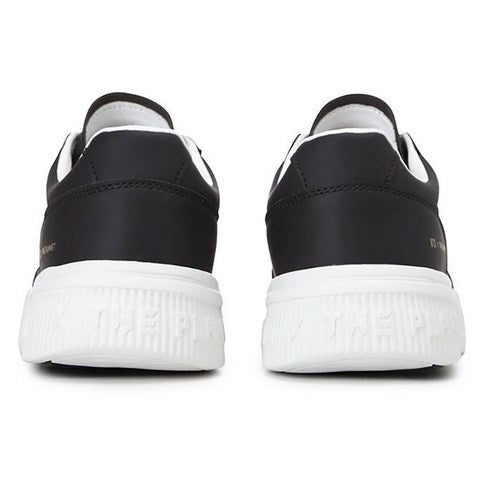 Décris l'image en français : BTS x The Planet Oneil Shoes - Black (HSBTS012 199), chaussures noires avec semelle blanche, vue arrière.