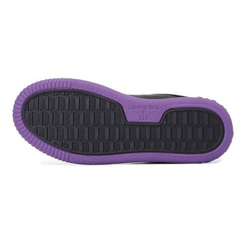 Décris l'image en français : BTS x The Planet Oneil Shoes - Black (HSBTS013-199) avec semelle violette sur fond blanc