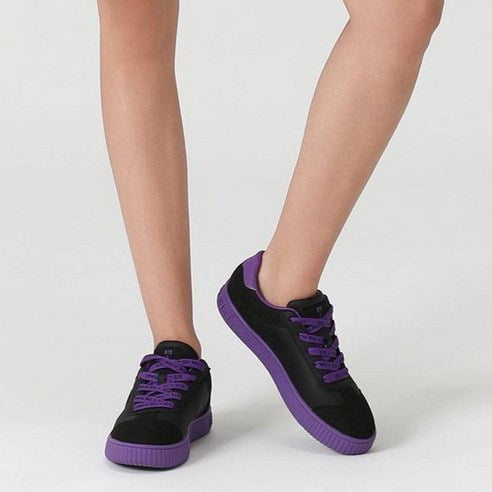 BTS x The Planet Oneil Shoes - Black (HSBTS013-199) : chaussures noires et violettes, portées sur fond clair.