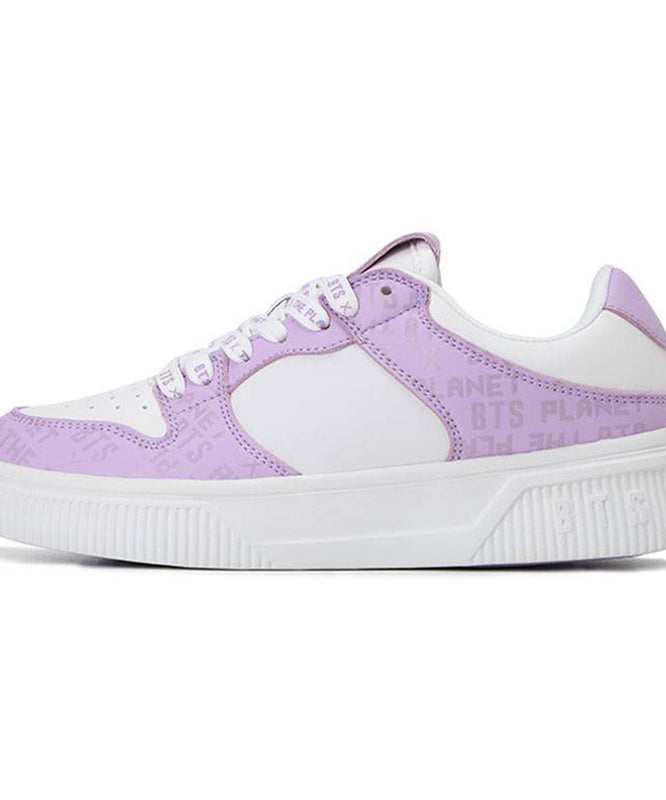 Décris l'image en français en mentionnant le produit, la marque et le contexte visuel : BTS x The Planet Oneil Shoes - Purple (HSBTS011-607)