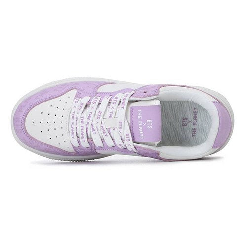 Décris l'image en français en mentionnant le produit, la marque et le contexte visuel : BTS x The Planet Oneil Shoes - Purple (HSBTS011-607)