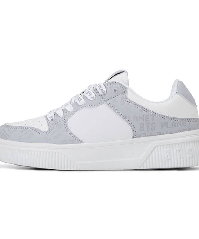 BTS x The Planet Shoes Grey (HSBTS011-199), chaussures grises BTS, vue de côté sur fond blanc, design moderne.