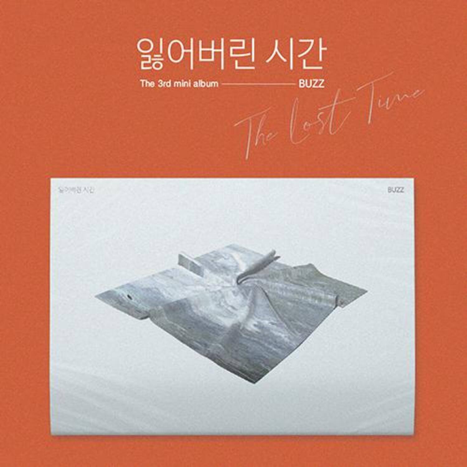 BUZZ - Album Kpop de BUZZ, pochette sur fond orange avec le titre The last time et l’image des morceaux de papier