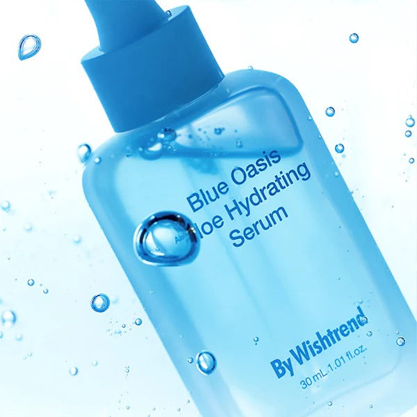 BY WISHTREND Blue Aloe Hydrating Serum 30ml, flacon bleu sur fond clair avec gouttes d’eau, cosmétique hydratante.