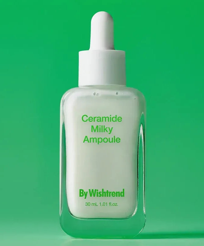 BY WISHTREND Ceramide Milky Ampoule 30ml, flacon blanc sur fond vert, produit skincare en contexte studio.