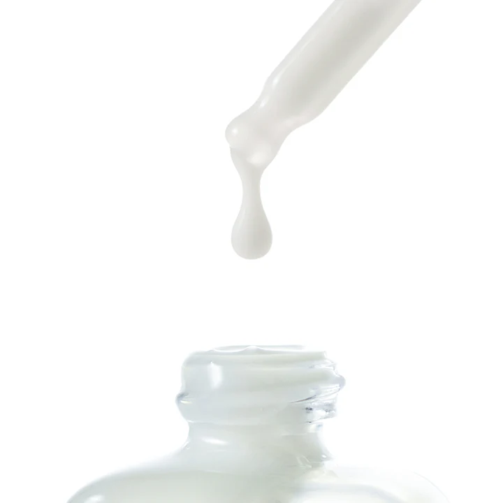 BY WISHTREND Ceramide Milky Ampoule 30ml de la marque BY WISHTREND, texture laiteuse sur flacon, fond blanc.
