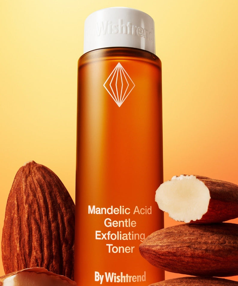 BY WISHTREND Madelic Acid Gentle Exfloliating Toner 150ml, bouteille sur fond jaune avec ingrédients et textures exfoliantes