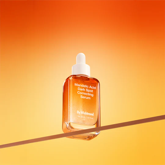 BY WISHTREND Mandelic Acid Dark Spot Correcting Serum 30ml, flacon sérum By Wishtrend sur fond orange en studio.