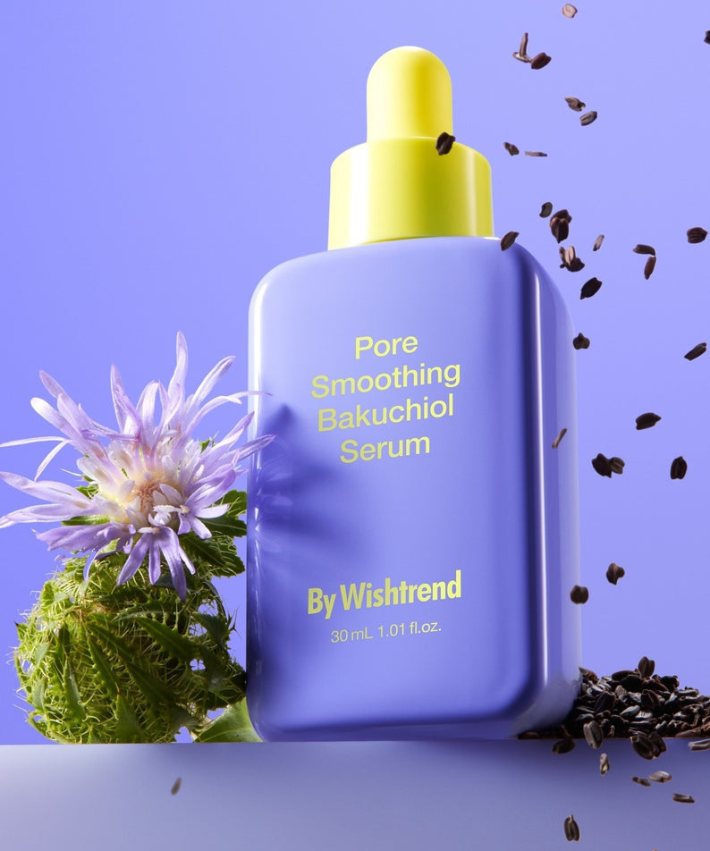 BY WISHTREND Pore Smoothing Bakuchoil Serum 30ml, flacon bleu avec fleurs et graines sur fond bleu