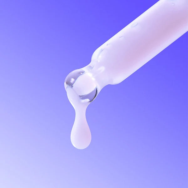 BY WISHTREND Pore Smoothing Bakuchoil Serum 30ml, texture de sérum blanc sur fond bleu vif