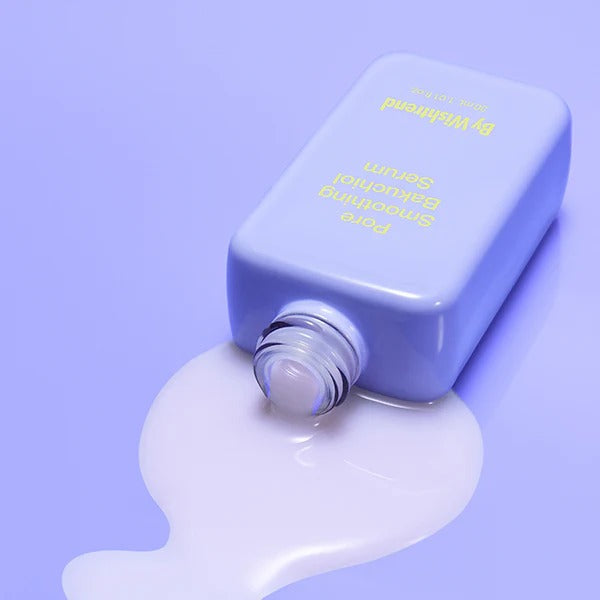 BY WISHTREND Pore Smoothing Bakuchoil Serum 30ml, flacon et sérum sur fond bleu, visuel produit en gros plan.
