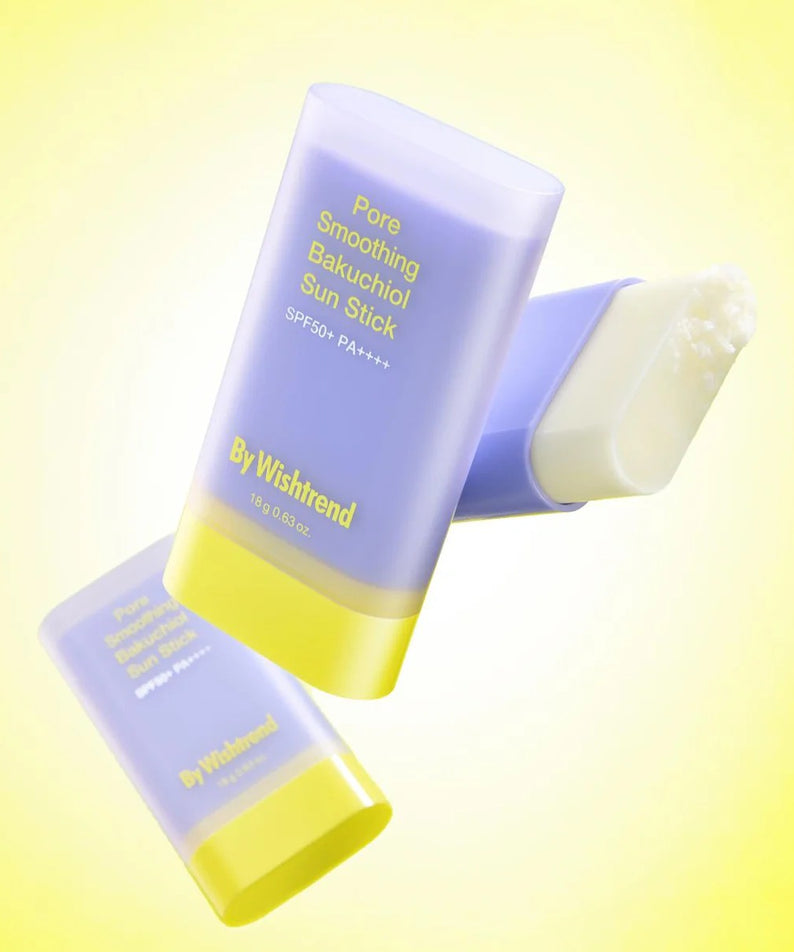 BY WISHTREND Pore Smoothing Bakuchoil Sun Stick 18g, stick solaire sur fond jaune, utilisation avec peau et texture crème.