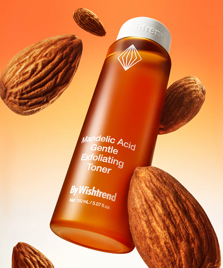 BY WISHTREND Madelic Acid Gentle Exfloliating Toner 150ml montré avec amandes sur fond orange, produit exfoliant doux.