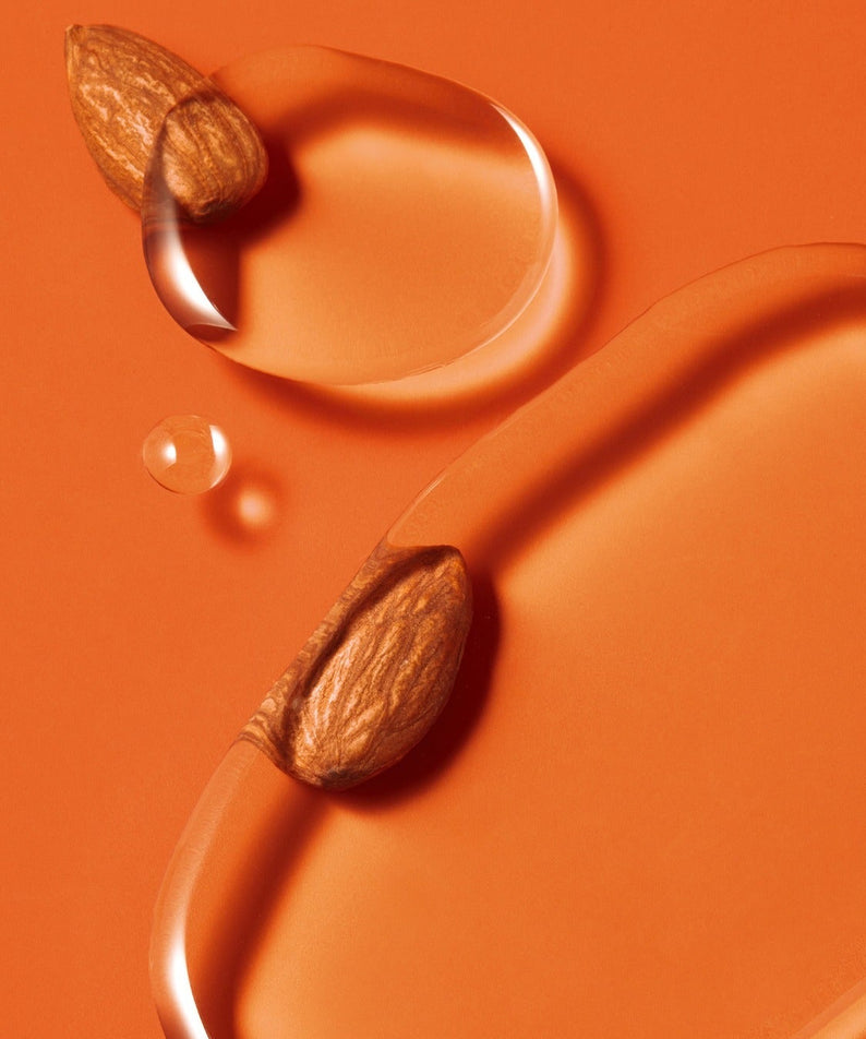 Texture et composition du BY WISHTREND Madelic Acid Gentle Exfloliating Toner 150ml, illustration de l'acide mandélique et des ingrédients naturels.