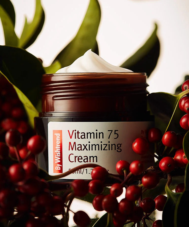 Crème BY WISHTREND Vitamin 75 Maximizing 50g entourée de fruits rouges et feuilles vertes, hydratante et nourrissante pour la peau.