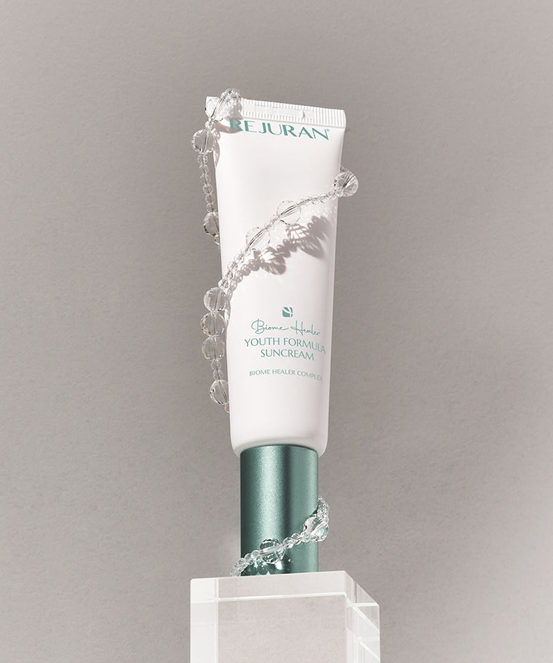 Crème solaire REJURAN Biome Healer Touth Formula en tube de 50ml, emballée élégamment avec des détails de design.