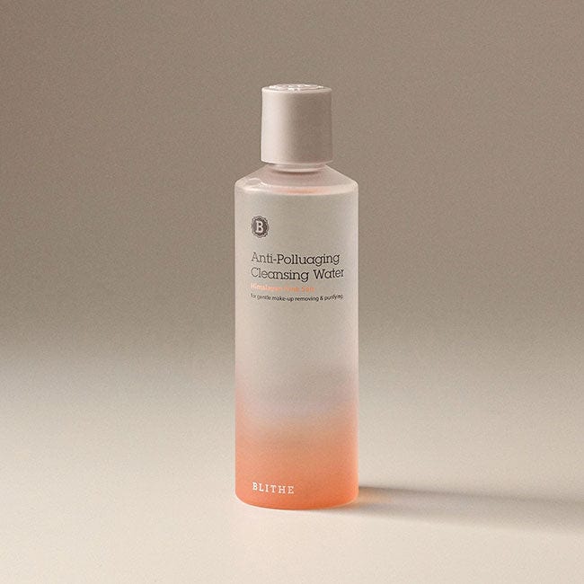 Décris l'image en français : BLITHE Anti-Polluaging Cleansing Water 250ml, flacon sur fond beige, marque BLITHE, soin anti-pollution.