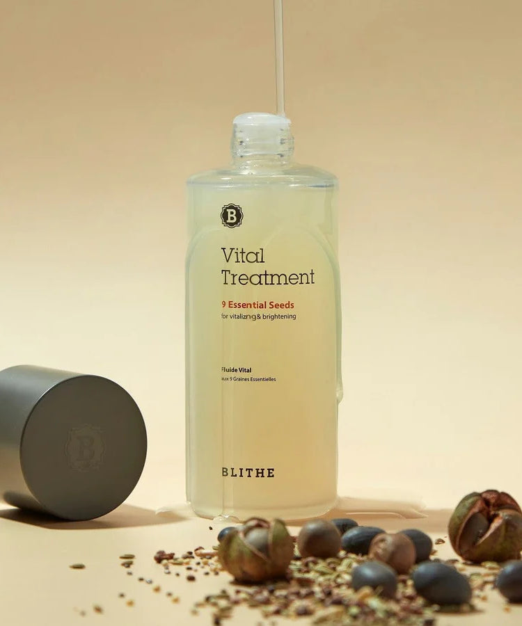 BLITHE Vital Treatment 9 Essential Seeds 54ml/150ml de la marque Blithe, flacon sur fond beige avec graines et fruits.