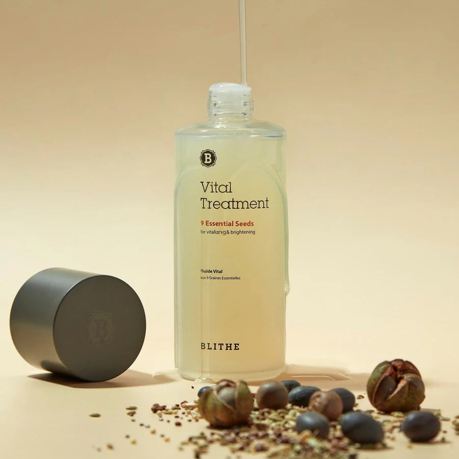 BLITHE Vital Treatment 9 Essential Seeds 54ml/150ml de la marque Blithe, flacon sur fond beige avec graines et fruits.