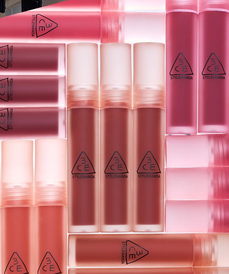 3CE Blur Water Tint de 3CE, tubes maquillage roses en vitrine rétro, rendu lumineux sur fond rose