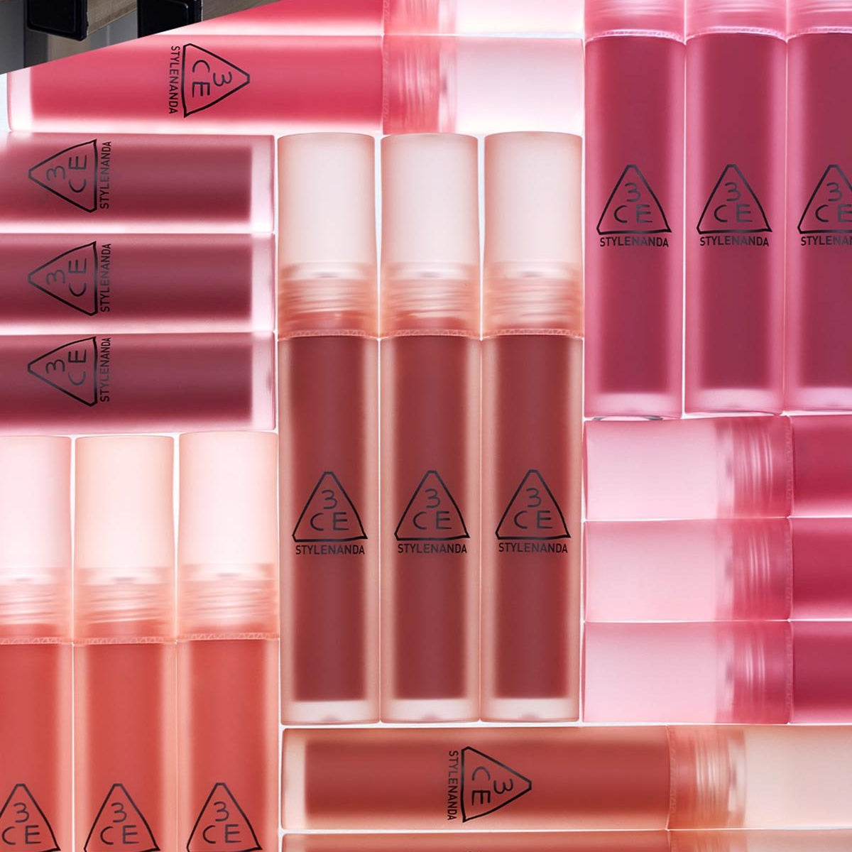 3CE Blur Water Tint de 3CE, tubes maquillage roses en vitrine rétro, rendu lumineux sur fond rose