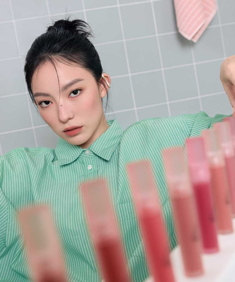 3CE Blur Water Tint, maquillage sur fond carrelé et échantillons de teintes roses, beauté lifestyle