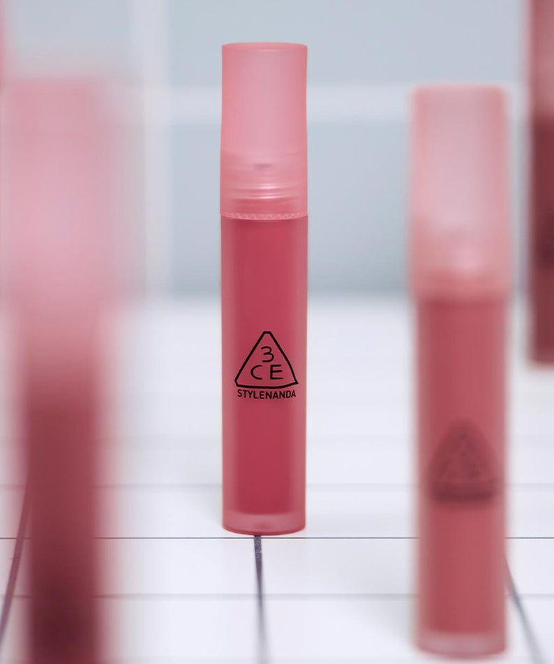 3CE Blur Water Tint de STYLENANDA, tube de gloss rose sur fond blanc, affichage maquillage en studio.
