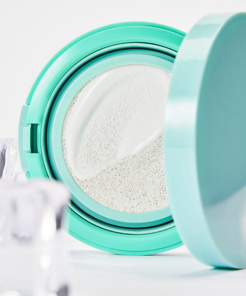BRINGGREEN Tea Tree Cica Tone Up Sun Cushion en gros plan avec embout cushy et packaging vert élégant.