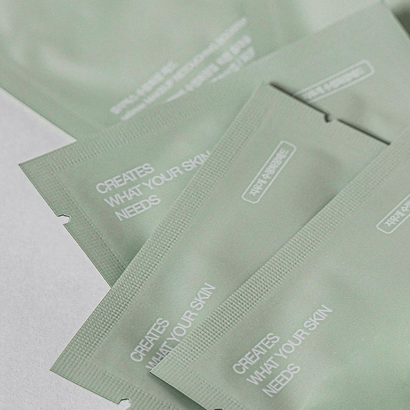 CELIMAX 30 Corrective Makeup Pads, marque CELIMAX, lingettes correctrices en sachets verts sur fond clair