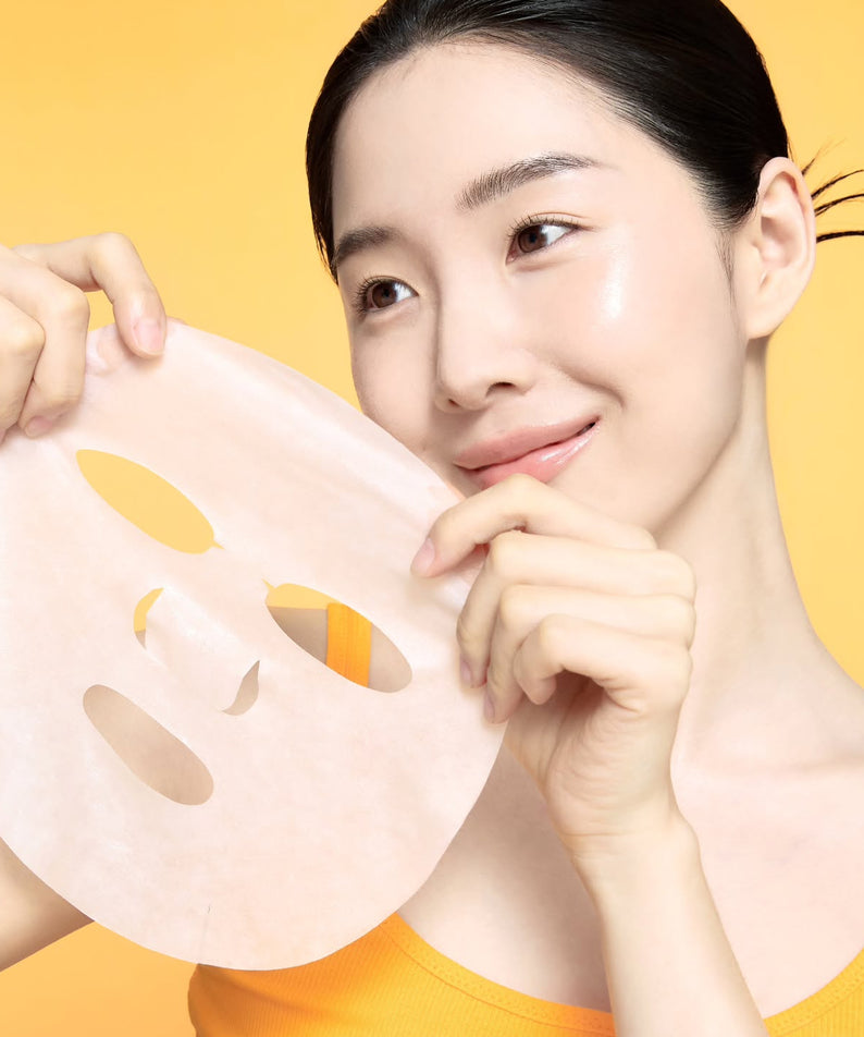 CELIMAX Brightening Pore Blemish Cream Wrapping Mask 1 Sheets : femme applique un masque facial enveloppant sur peau claire.