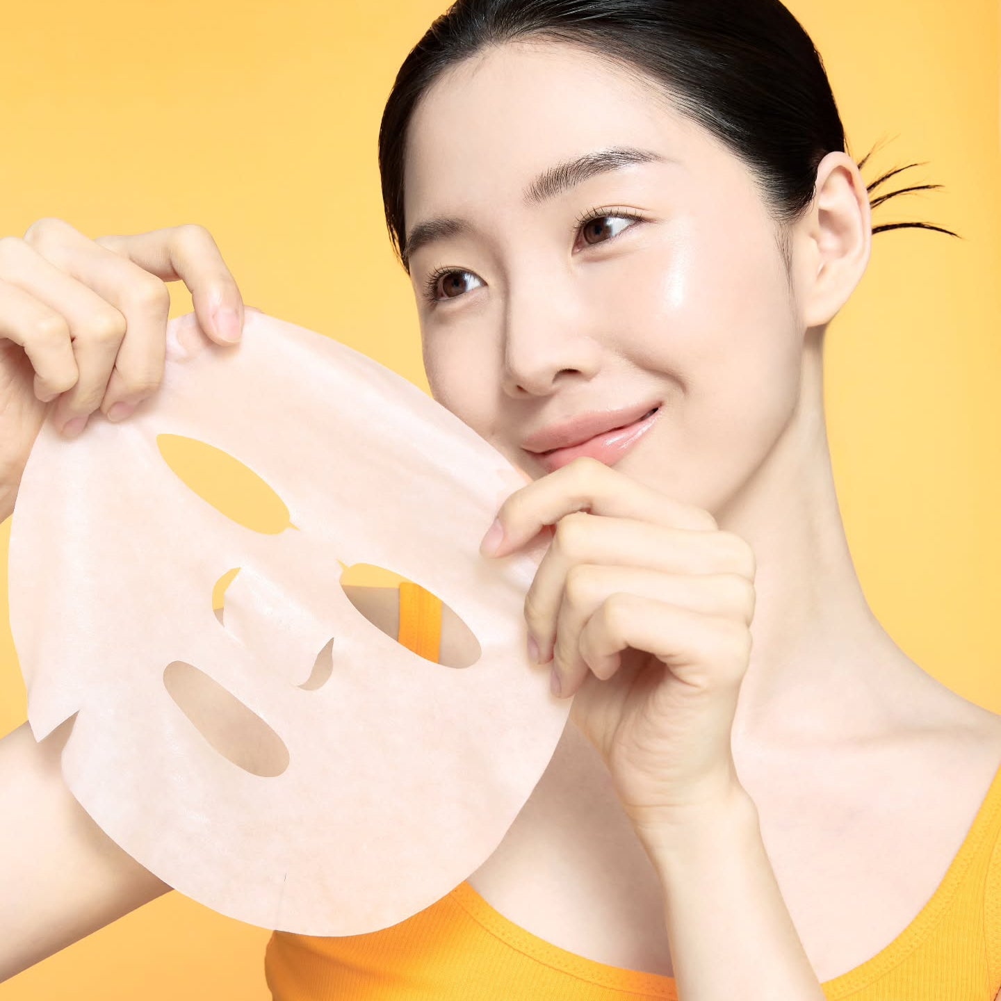 CELIMAX Brightening Pore Blemish Cream Wrapping Mask 1 Sheets : femme applique un masque facial enveloppant sur peau claire.