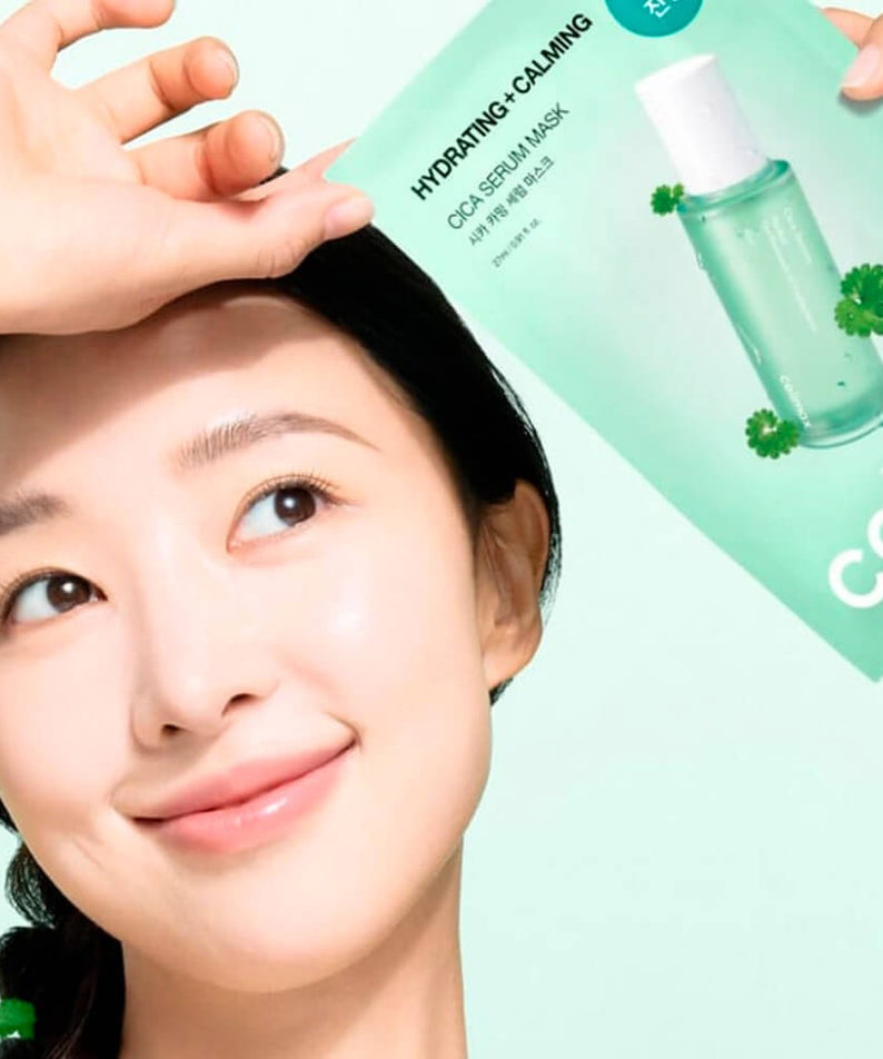 CELIMAX Cica Serum Mask 10 Sheets : masque visage cica sur fond vert, marque affichée, modèle souriante, mains tenant un paquet.