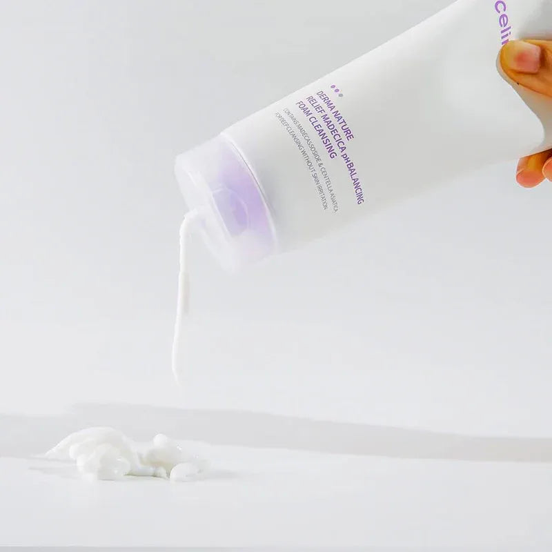 CELIMAX Derma Nature Relief Madecica pH Balancing Foam Cleansing 150ml — mousse sur peau, flacon blanc tenu à la main