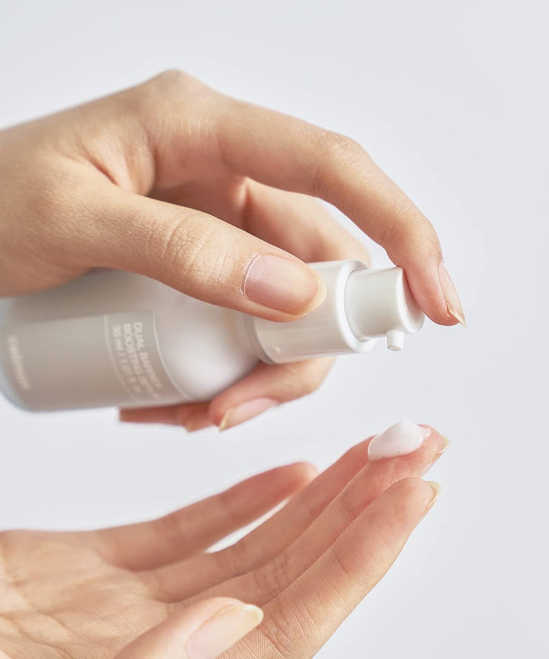 CELIMAX Dual Barrier Boosting Serum 30ml : main appliquant le sérum de la marque CELIMAX sur une peau, contexte beauté