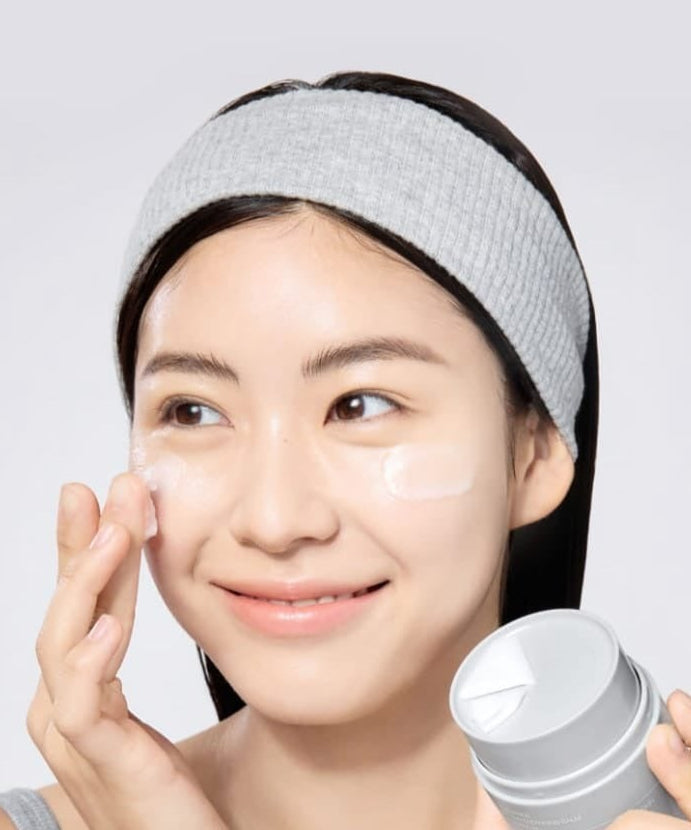 CELIMAX Dual Barrier Purifying Cleansing Balm 50ml : femme applique un baume sur le visage, contexte soin beauté.