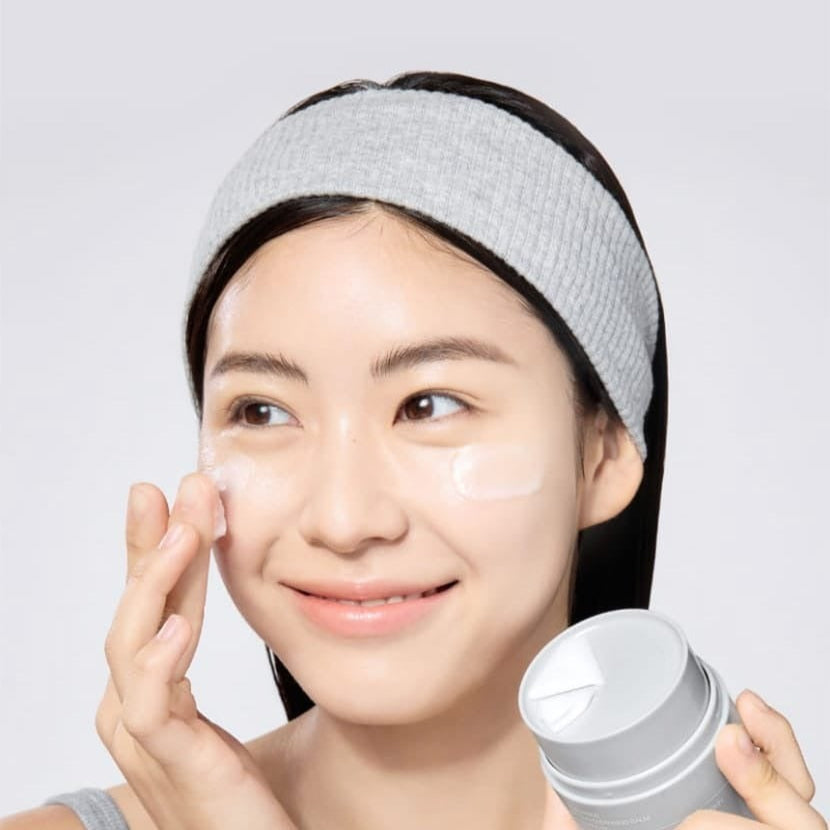 CELIMAX Dual Barrier Purifying Cleansing Balm 50ml : femme applique un baume sur le visage, contexte soin beauté.
