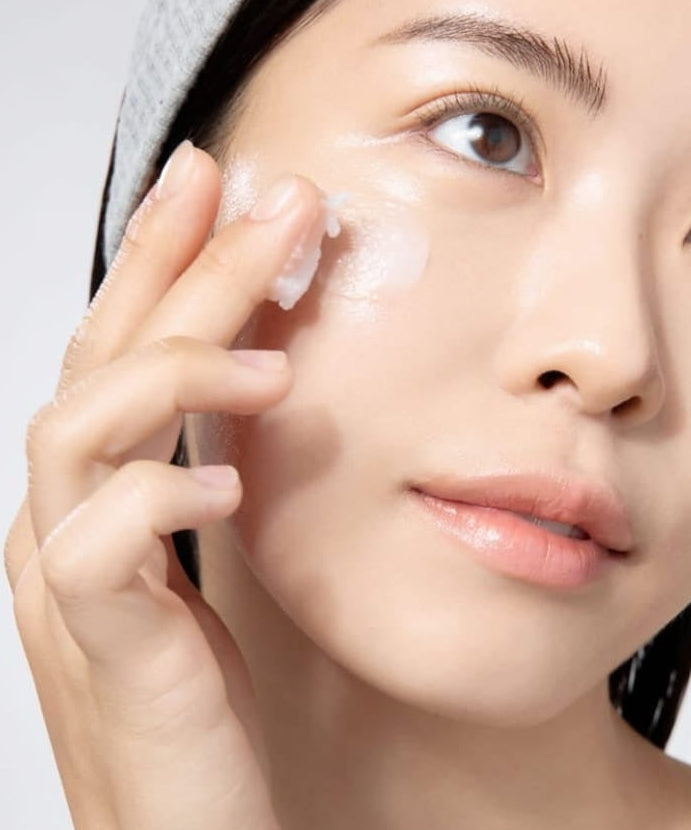 CELIMAX Dual Barrier Purifying Cleansing Balm 50ml : la marque sur peau, femme applique un baume purifiant en gros plan.
