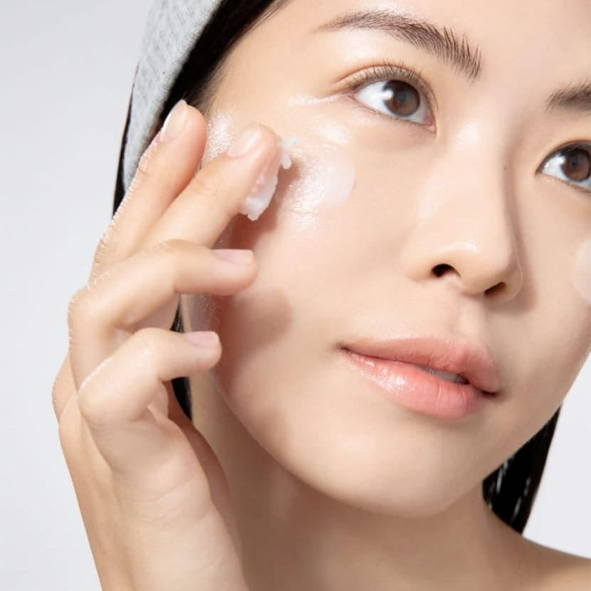 CELIMAX Dual Barrier Purifying Cleansing Balm 50ml : la marque sur peau, femme applique un baume purifiant en gros plan.