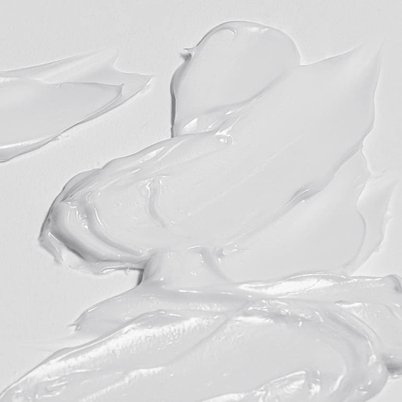 CELIMAX Dual Barrier Skin Wearable Cream 50ml de la marque CELIMAX, crème blanche texturée sur peau, visuel blanc minimaliste.