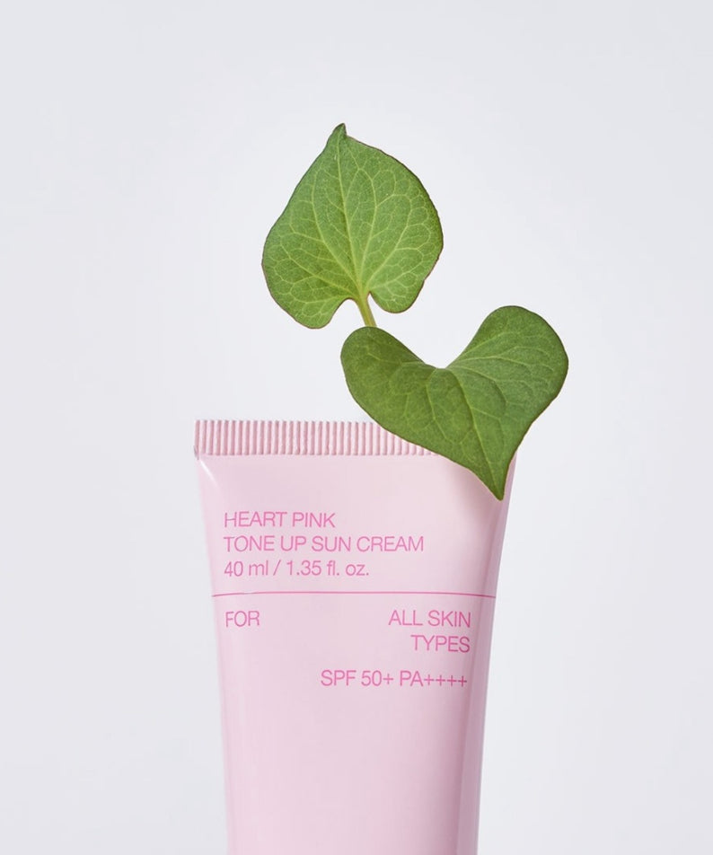 CELIMAX Heart Pink Tone-up Sun Cream 40ml, crème solaire rose sur fond clair avec feuilles, visuel produit de marque.