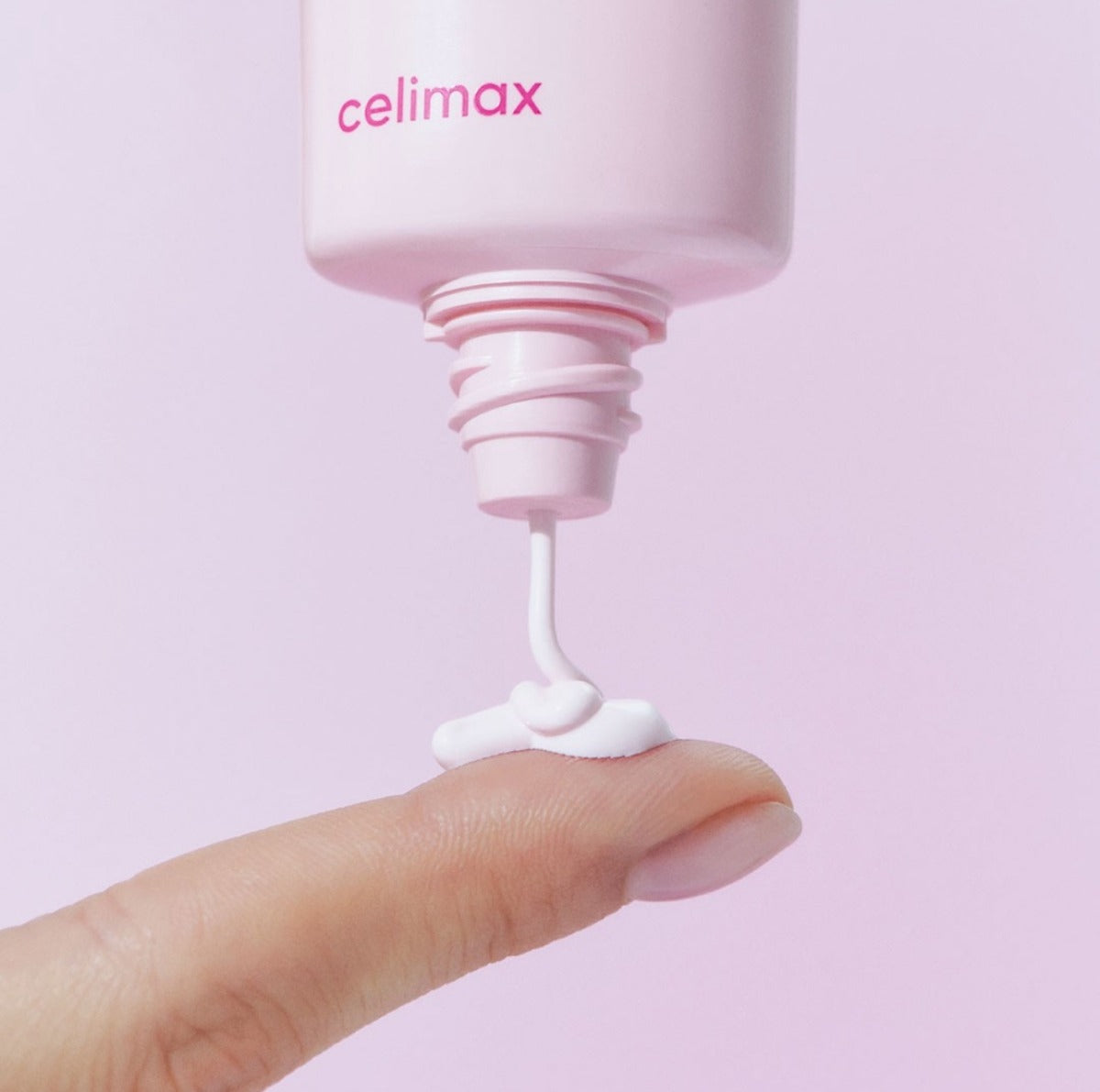CELIMAX Heart Pink Tone-up Sun Cream 40ml de la marque CELIMAX, flacon rose sur fond pastel, main tenant le produit.