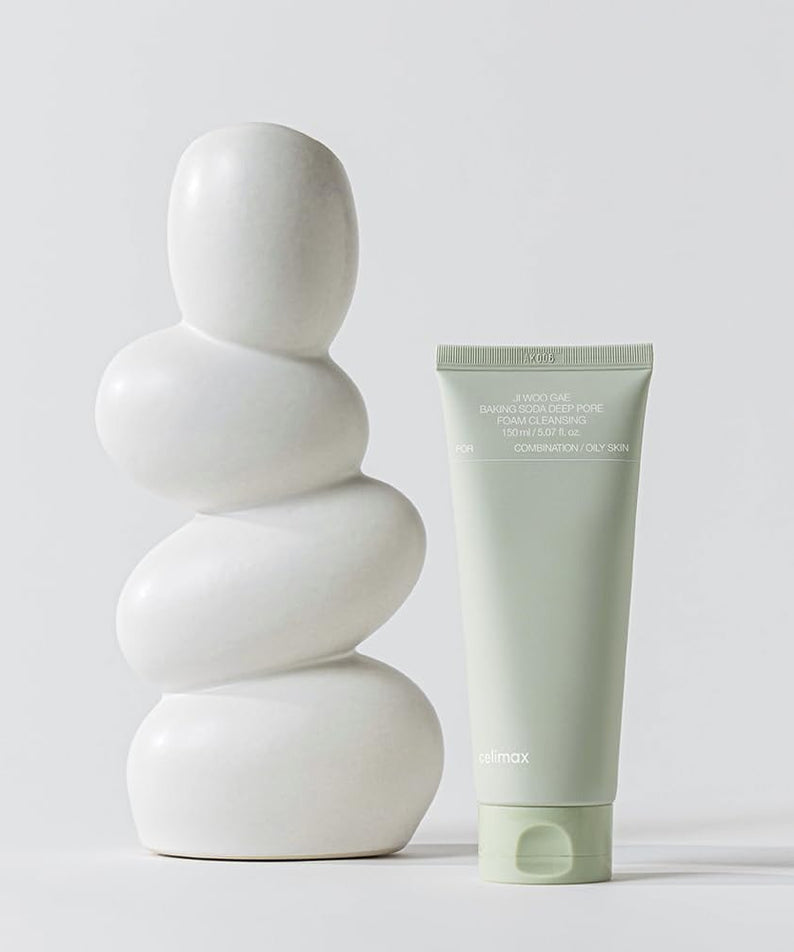 Décris l'image en français en mentionnant le produit, la marque et le contexte visuel: CELIMAX Ji Woo Gae Baking Soda Deep Pore Foam Cleansing 150ml.