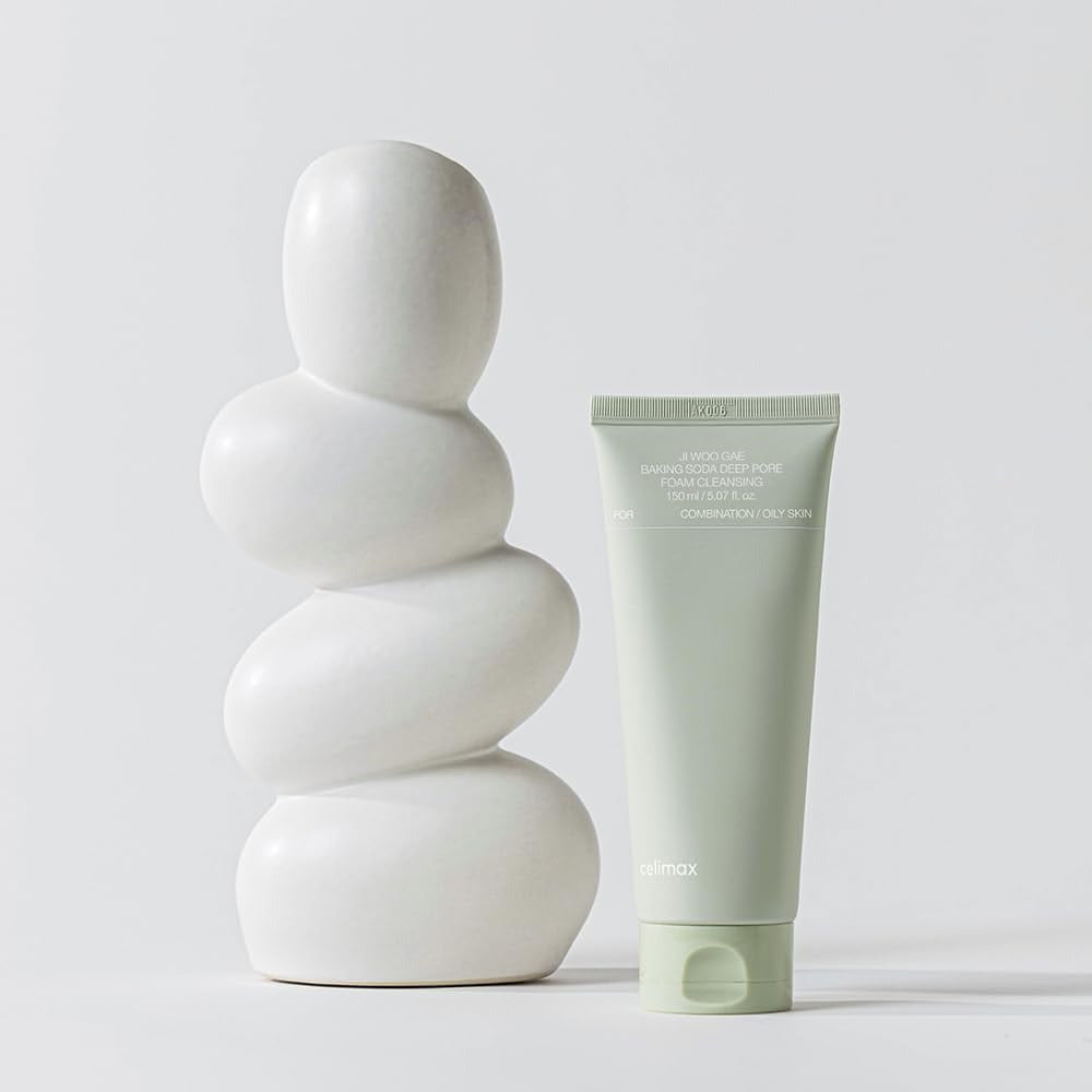 Décris l'image en français en mentionnant le produit, la marque et le contexte visuel: CELIMAX Ji Woo Gae Baking Soda Deep Pore Foam Cleansing 150ml.