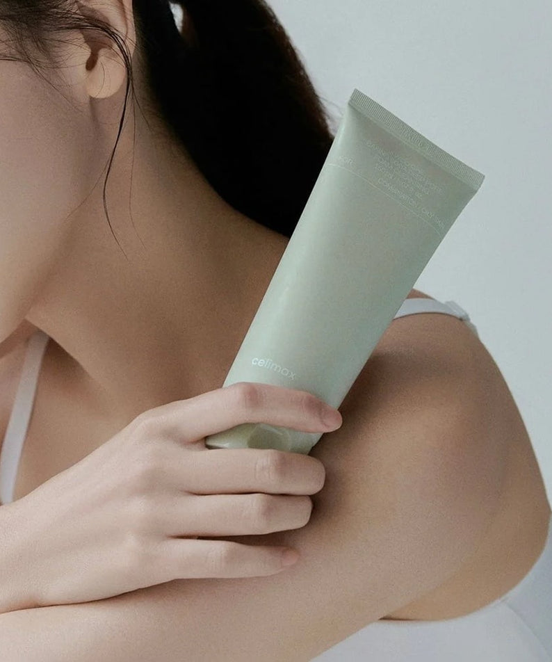 CELIMAX Ji Woo Gae Baking Soda Deep Pore Foam Cleansing 150ml, la marque sur un tube en main, peau et salle de bain