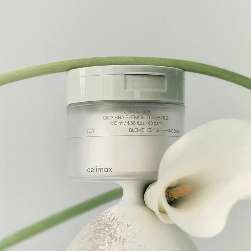 CELIMAX Ji Woo Gae Cica BHA Blemish Toner Pad 60 pads, pads et flacon, contexte skincare, photo produit sur fond clair.