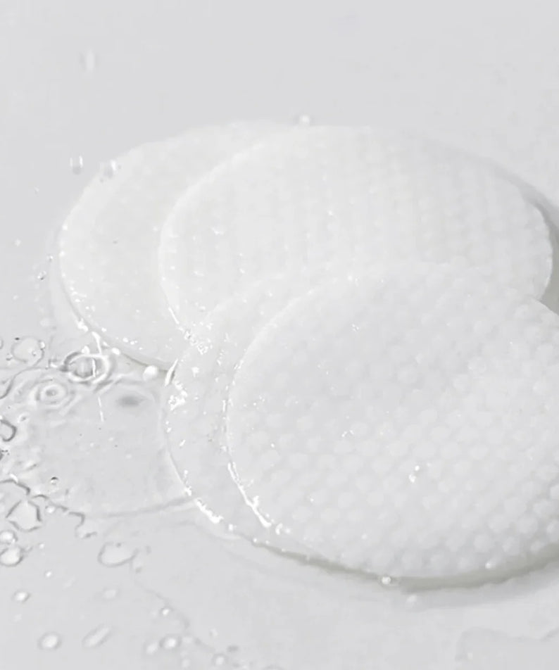 CELIMAX Ji Woo Gae Heartleaf BHA Peeling Pad 60 Pads, pack et pastilles sur fond blanc, gouttes d’eau, marque CELIMAX