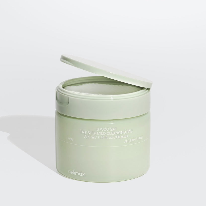 Décris l’image en français: CELIMAX Ji Woo Gae One Step Mild Cleansing Pad 60 pads, pot vert clair sur fond blanc.