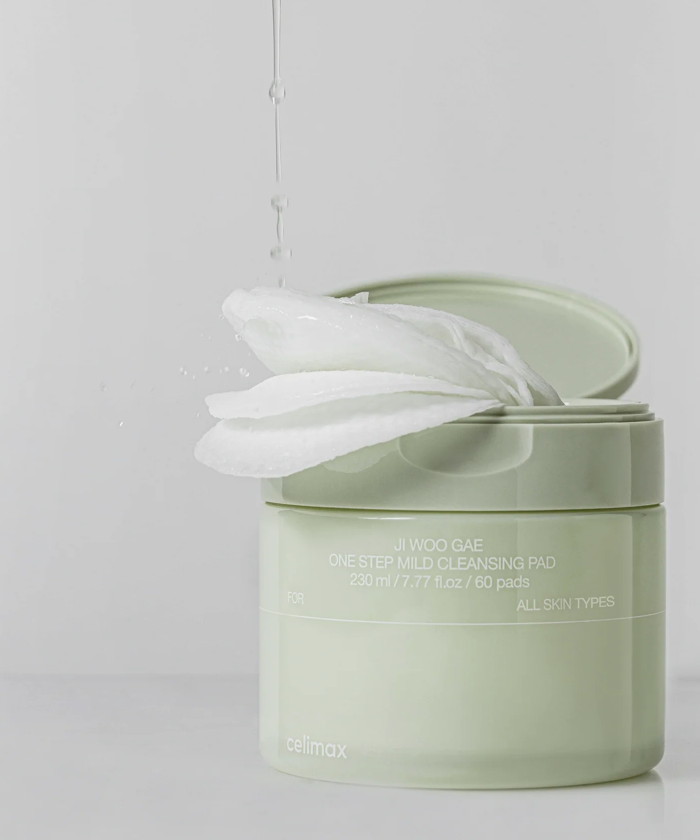 CELIMAX Ji Woo Gae One Step Mild Cleansing Pad 60 pads de la marque Celimax, pack vert avec coton en contexte blanc
